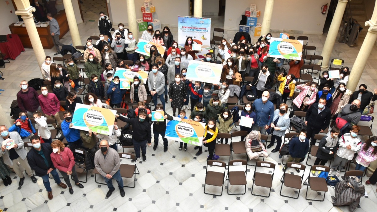 Gran foto de familia de los Premios Agenda 21 Escolar Horizonte 2030 en Albacete