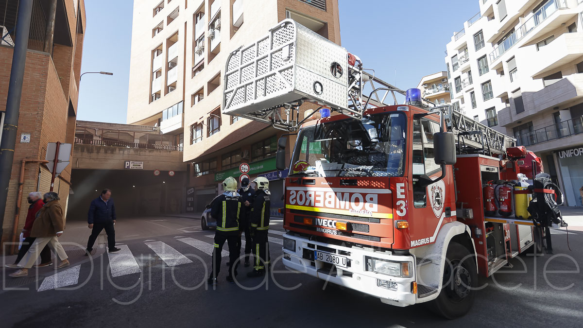 Incendio en este céntrico parking de Albacete / Fotos: Ángel Chacón