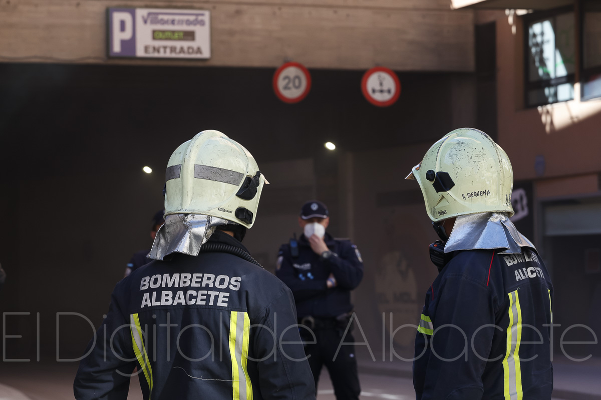 Efectivos de los Bomberos y la Policía Local de Albacete se desplazaban hasta este céntrico punto de la ciudad / Fotos: Ángel Chacón