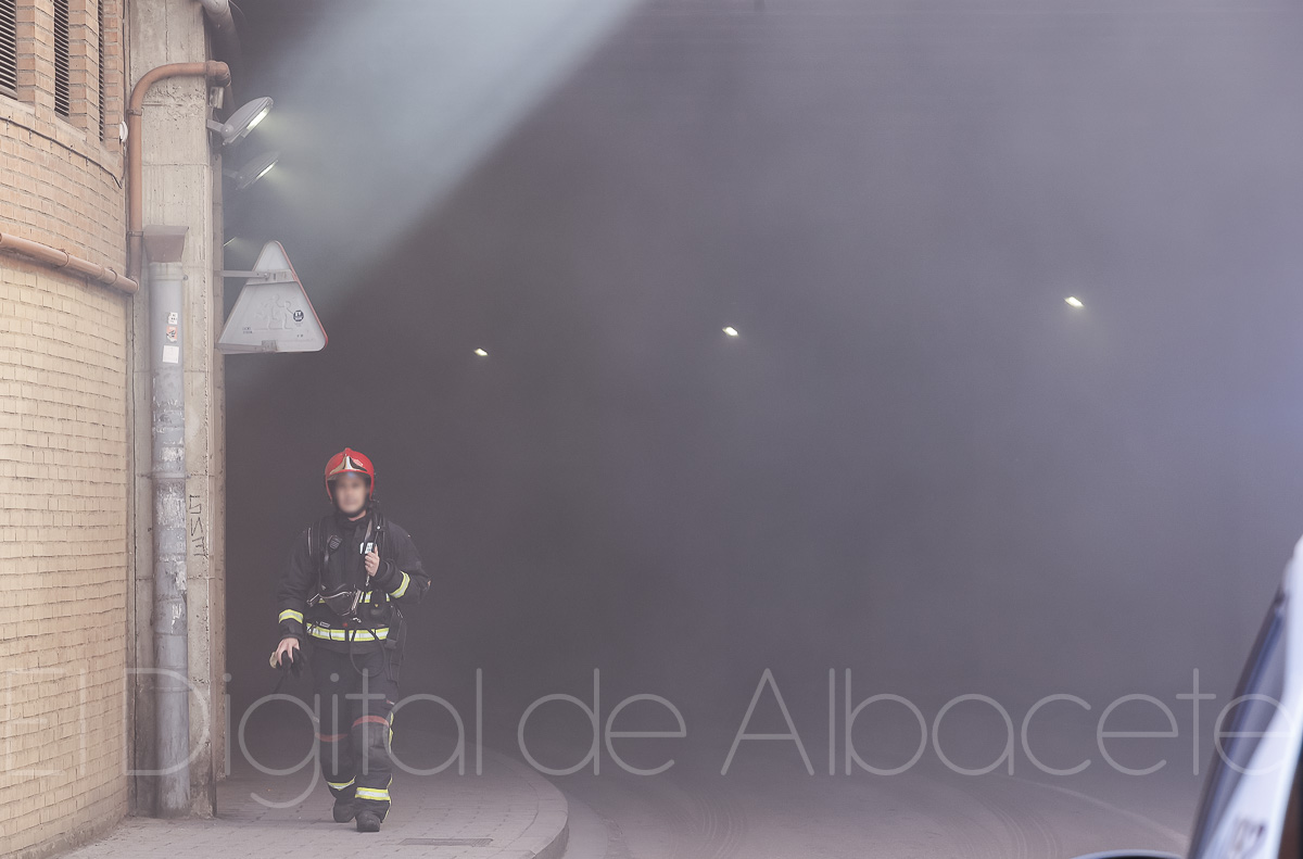Este incendio en Albacete generaba una gran columna de humo / Fotos: Ángel Chacón