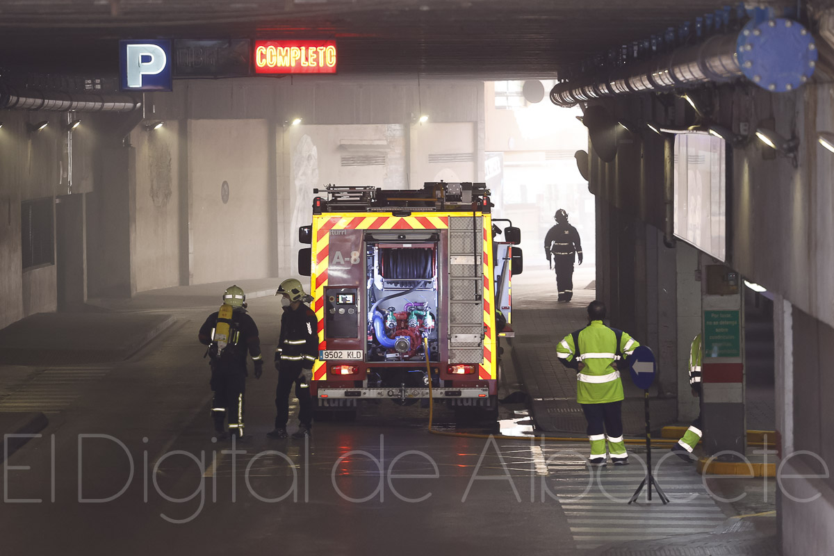 El incendio se originaba en el interior de este parkin en Albacete / Fotos: Ángel Chacón