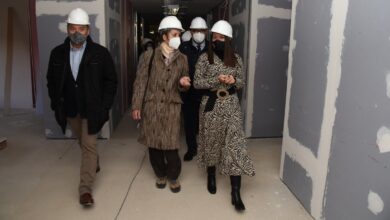 La consejera de Bienestar Social, Bárbara García Torijano, visita las obras que se están acometiendo en la residencia para personas mayores ‘Barber’ / Imagen: JCCM