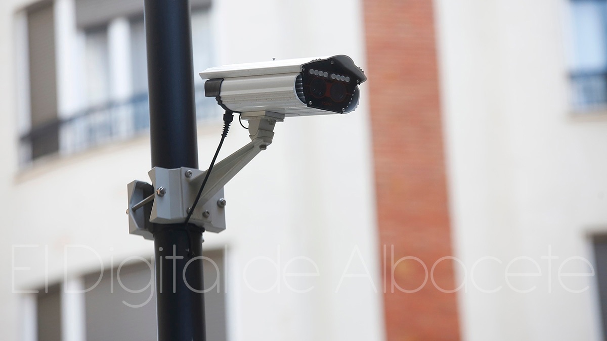 Cámara para vigilar el cruce de la Avenida de los Toreros y Julio Carrilero; en Albacete