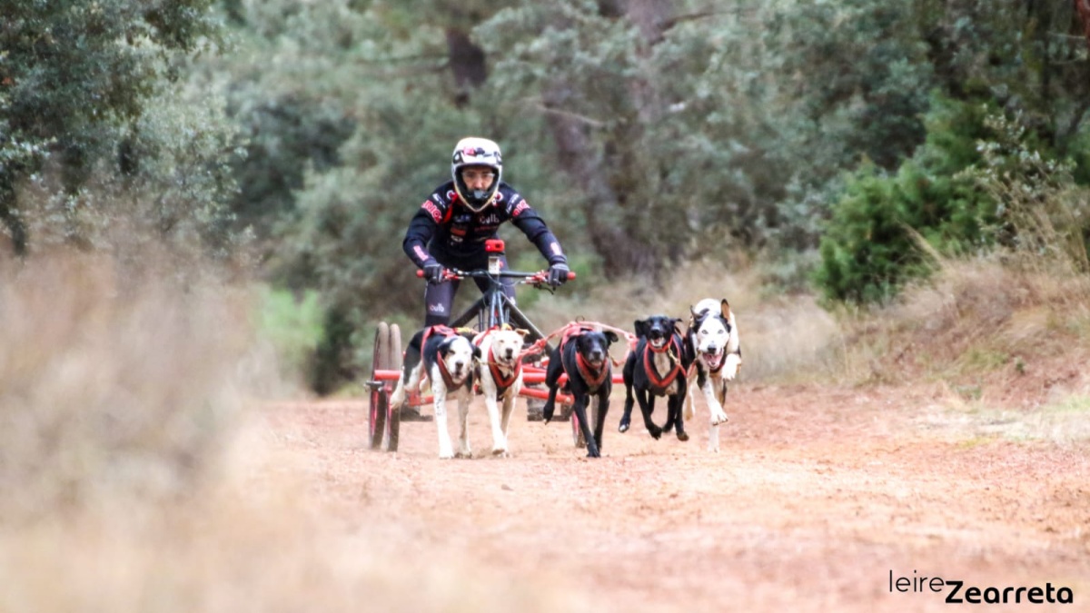 El hellinero, Tomás Ruiz, junto a su equipo / Imagen: Leire Zarreta