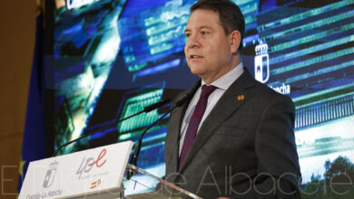 El presidente de Castilla-La Mancha, Emiliano García-Page, durante su visita al Hospital de Albacete / Fotos: Ángel Chacón