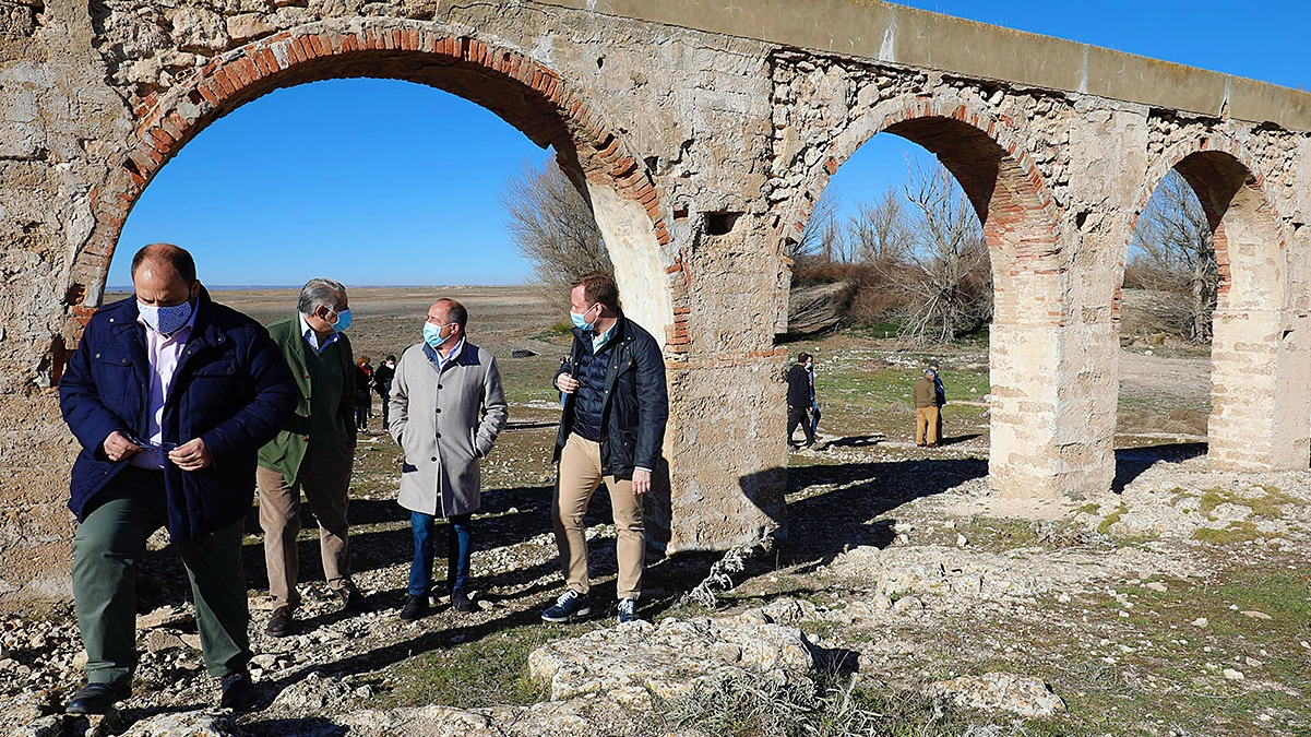 Visita de Emilio Sáez, alcalde de Albacete, al Yacimiento de El Acequión