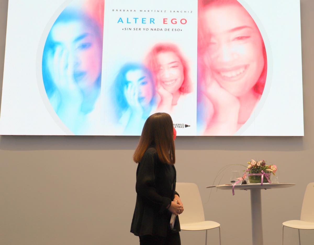 ‘Alter Ego’ (Sin ser yo nada de eso) es el debut literario de la joven escritora albaceteña, de 23 años de edad, Bárbara Martínez Sanchiz