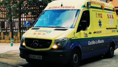 Una ambulancia llegando al Hospital de Albacete - Foto de archivo