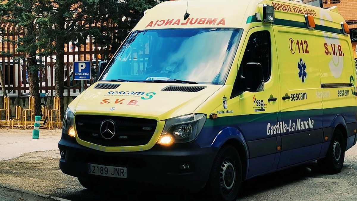 Una ambulancia llegando al Hospital de Albacete - Foto de archivo