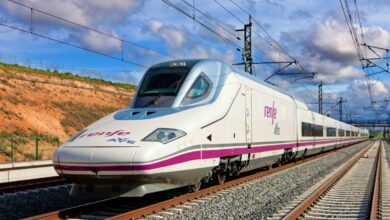 Tren AVE circulando por Castilla-La Mancha