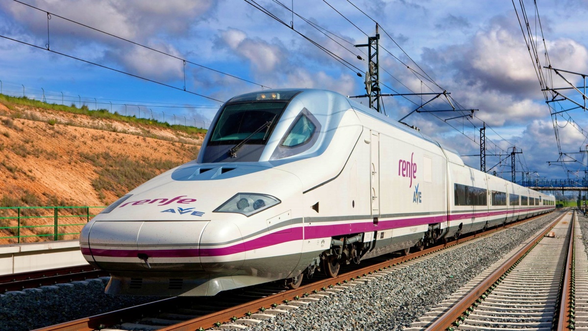 Tren AVE circulando por Castilla-La Mancha