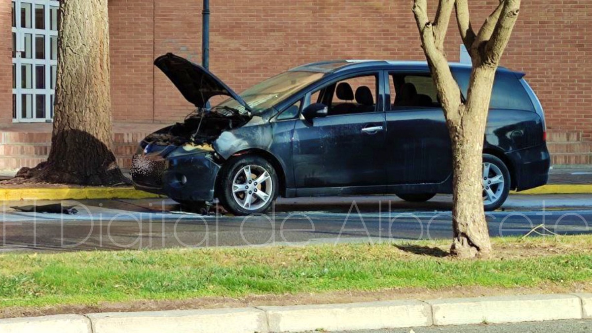 Coche incendiado en Albacete