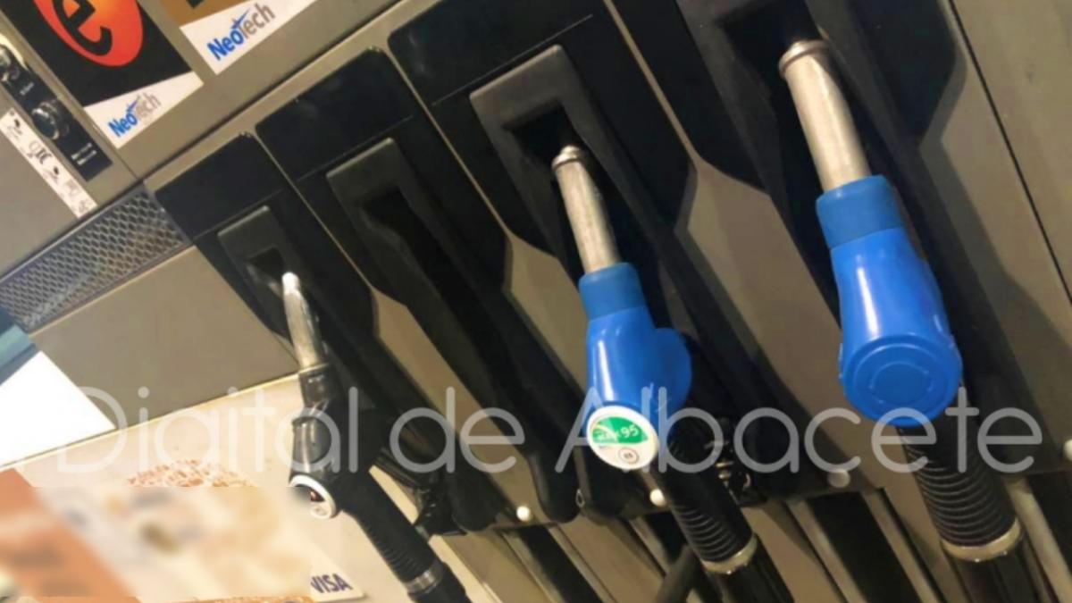 Varias mangueras de carburante, en una gasolinera