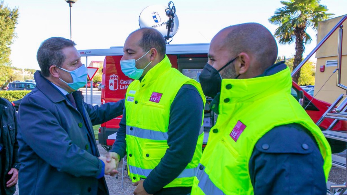 Emiliano García-Page y algunos trabajadores del 112