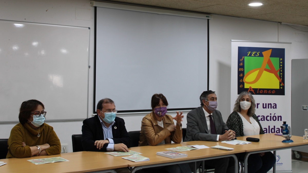 La consejera de Igualdad y portavoz del Gobierno regional, Blanca Fernandez, clausura la Semana de las Mujeres en la Ciencia organizada en este instituto de Castilla-La Mancha / Imagen: JCCM