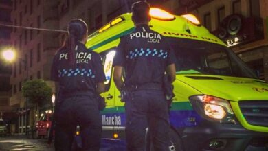 Policías y sanitarios en Albacete - Foto de archivo