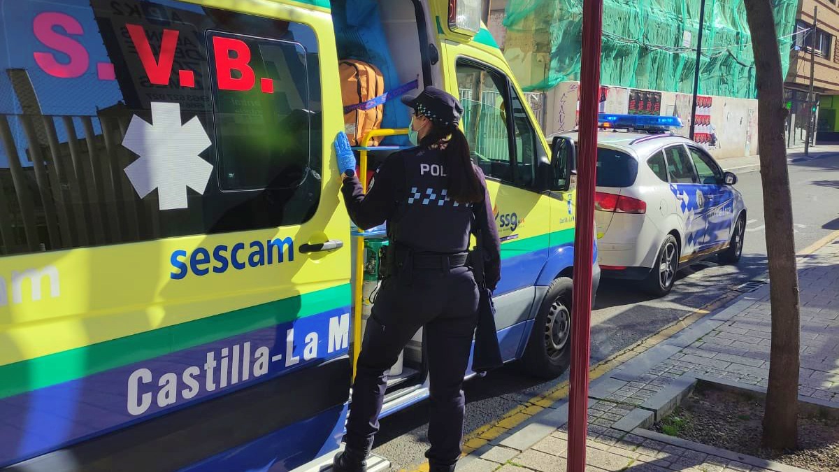 Policía Local de Albacete y Sanitarios del SESCAM ayudaron a la persona afectada