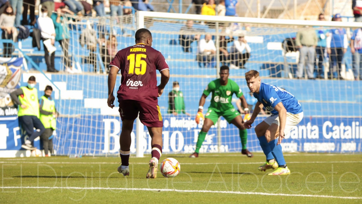 Un lance del partido entre el Linares y el Albacete