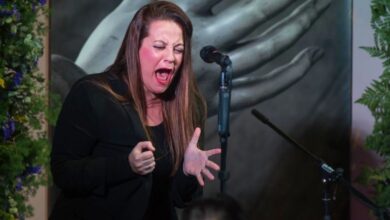 Una mujer cantando copla