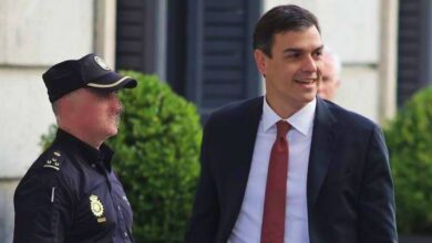 Pedro Sánchez y un agente de la Policía Nacional