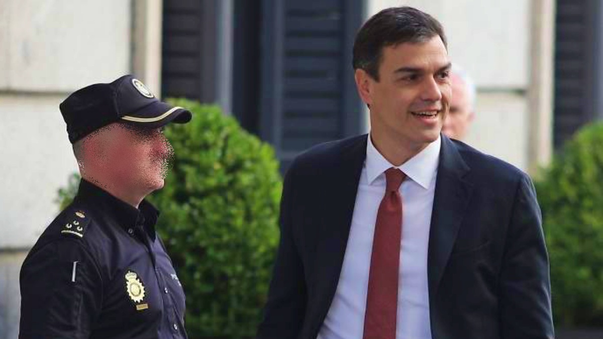 Pedro Sánchez y un agente de la Policía Nacional