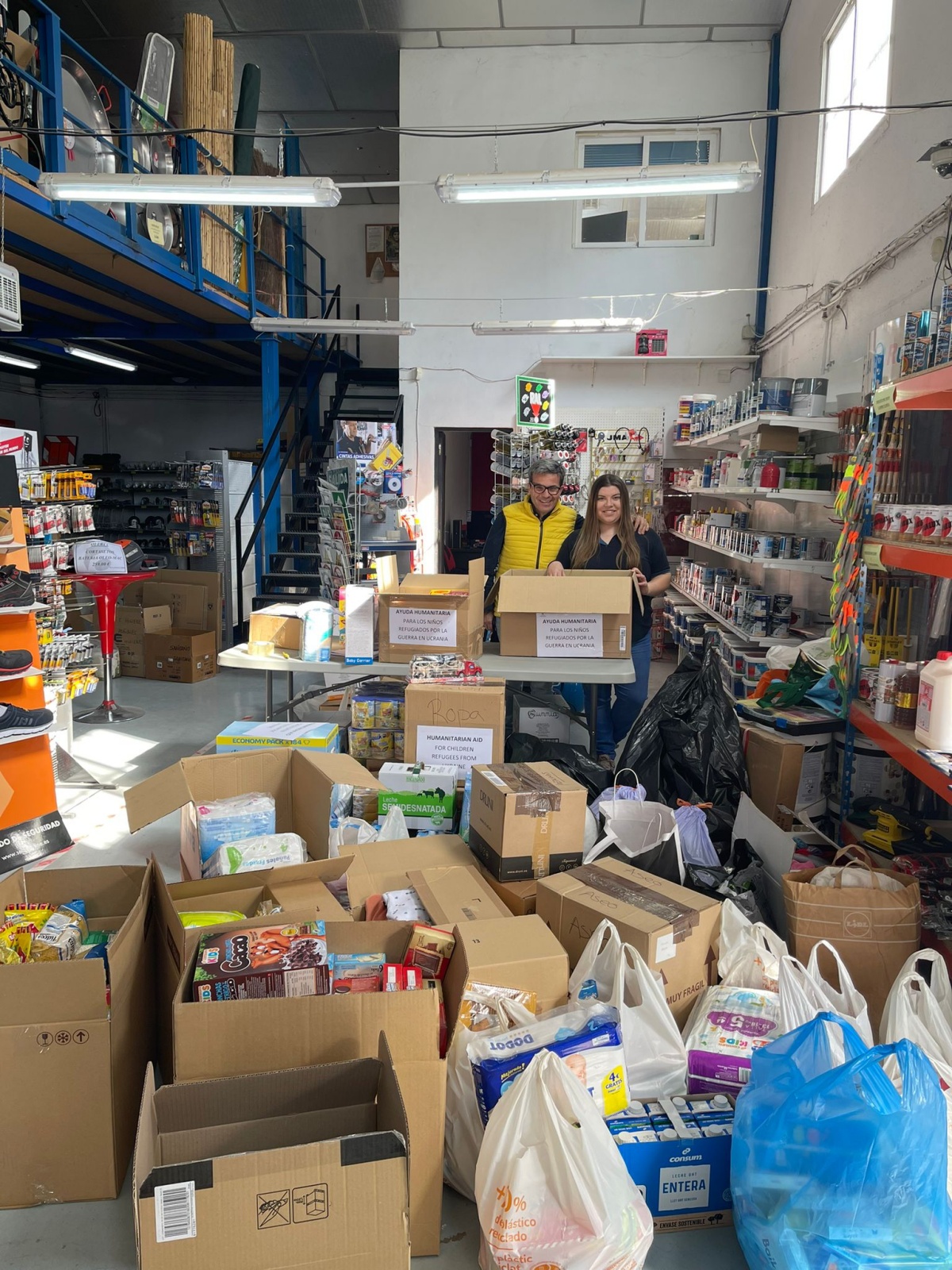 Han recogido todas las donaciones en su ferretería en la localidad albaceteña de Chinchilla