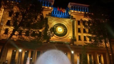 El Ayuntamiento de Albacete iluminado con los colores de la bandera de Ucrania