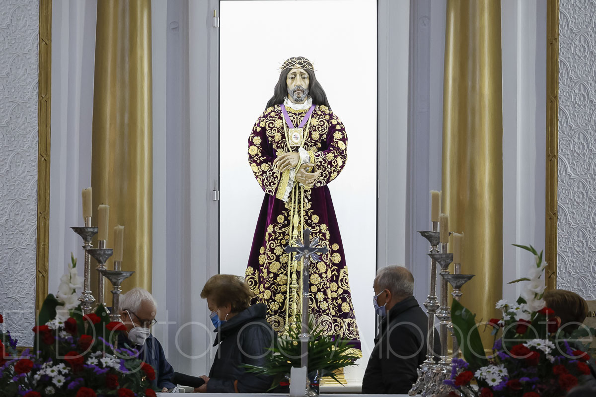 Fieles y devotos se han acercado hasta la Parroquia de Franciscanos de Albacete para participar en el Besapiés al Cristo de Medinaceli / Foto: Ángel Chacón