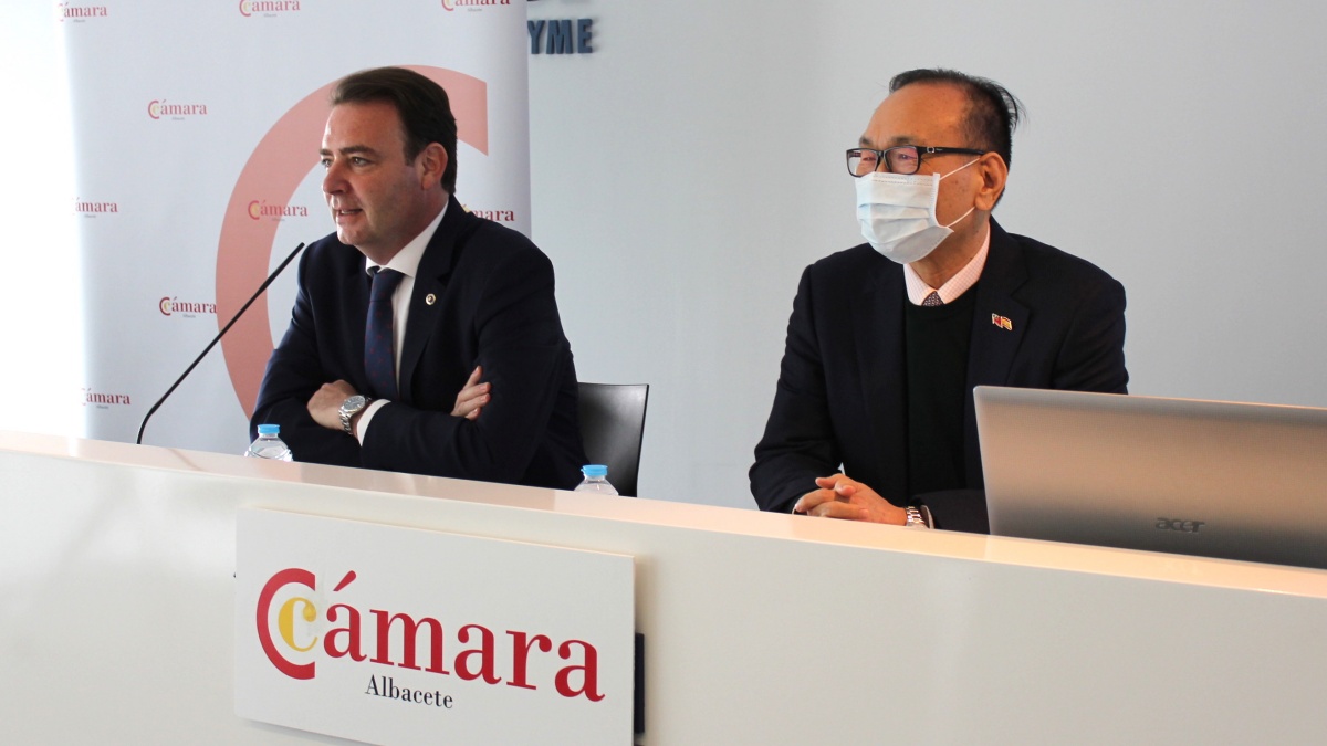 El embajador de Taiwán, José María Liu, ha visitado este viernes la ciudad de Albacete y se ha reunido con el presidente de la Cámara de Comercio, Juan Martínez Moraga