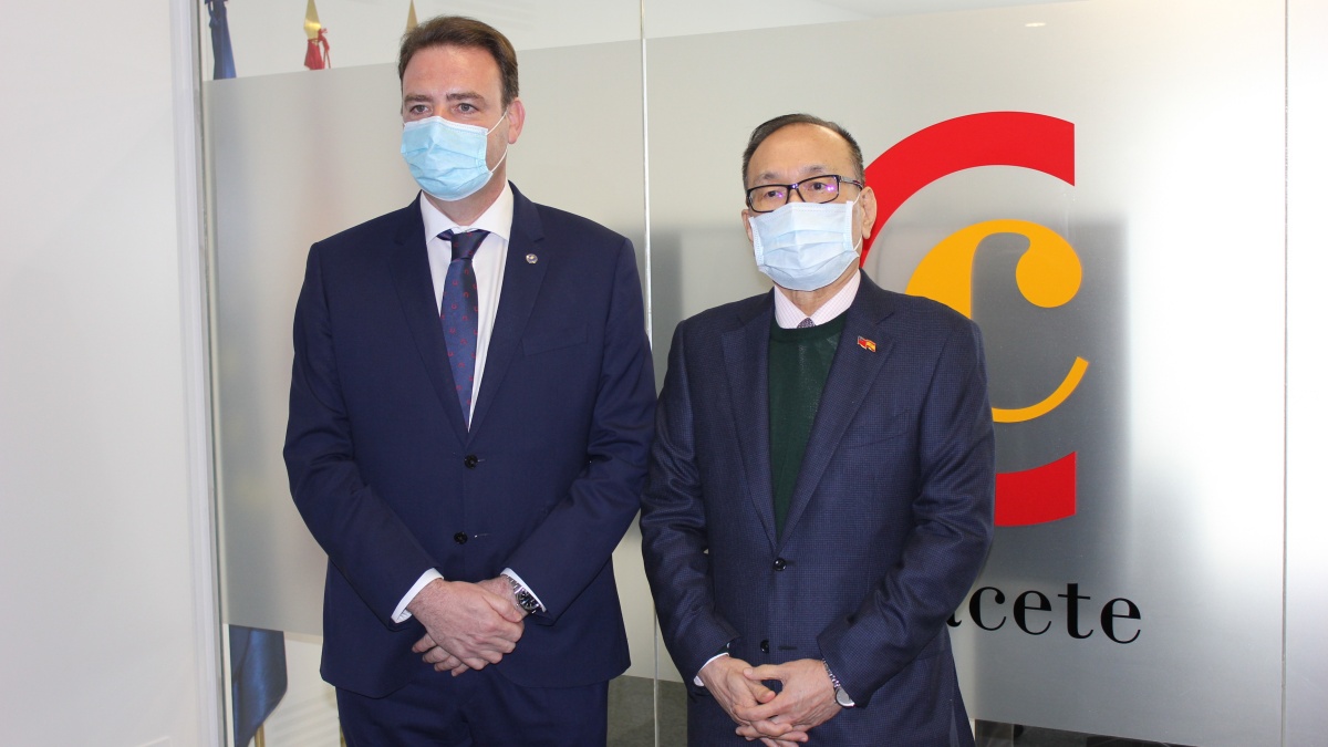 El embajador de Taiwán, José María Liu, ha visitado este viernes la ciudad de Albacete y se ha reunido con el presidente de la Cámara de Comercio, Juan Martínez Moraga