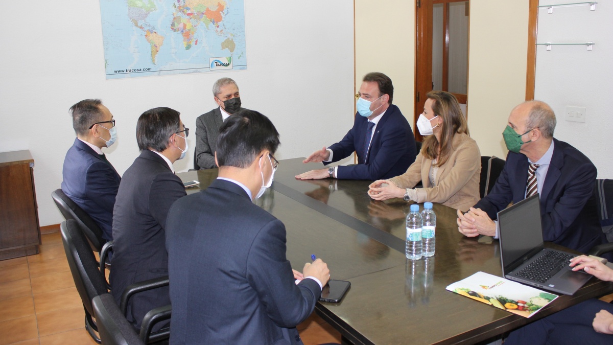 El embajador de Taiwán, José María Liu, ha visitado este viernes la ciudad de Albacete y se ha reunido con el presidente de la Cámara de Comercio, Juan Martínez Moraga