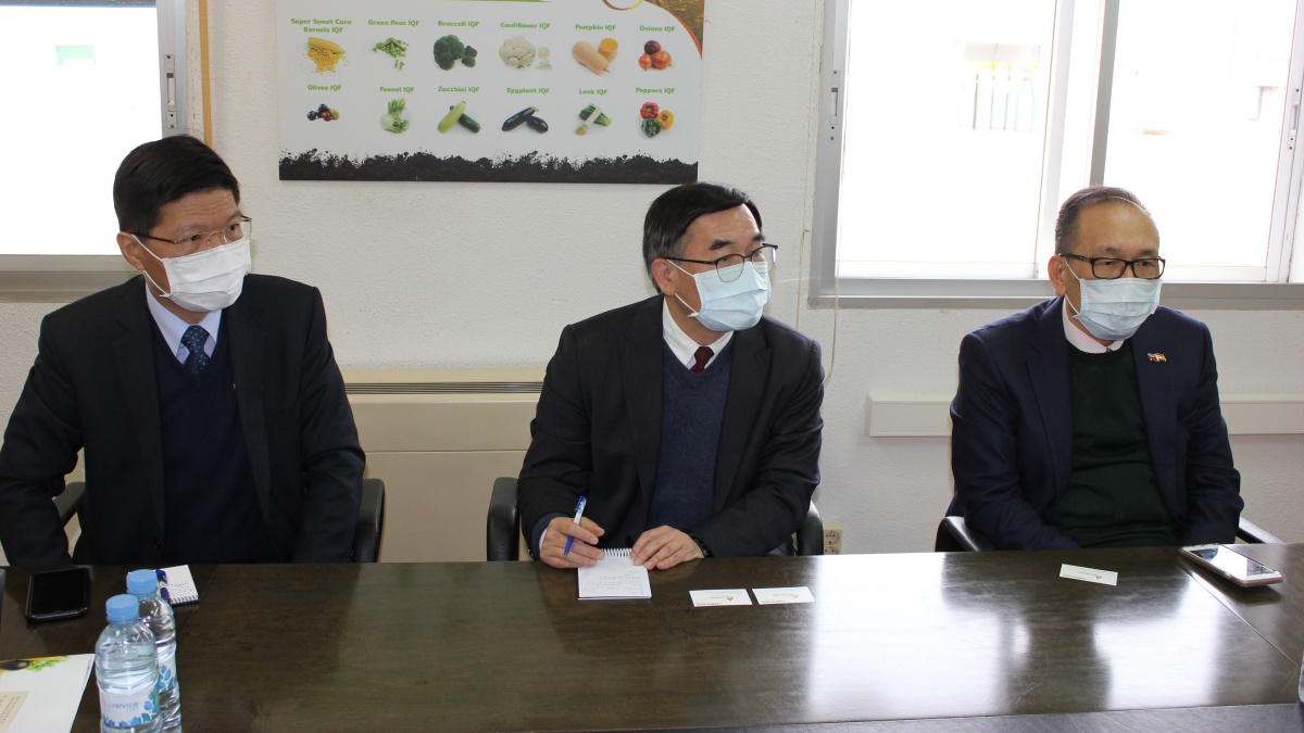El embajador de Taiwán, José María Liu, ha visitado este viernes la ciudad de Albacete y se ha reunido con el presidente de la Cámara de Comercio, Juan Martínez Moraga