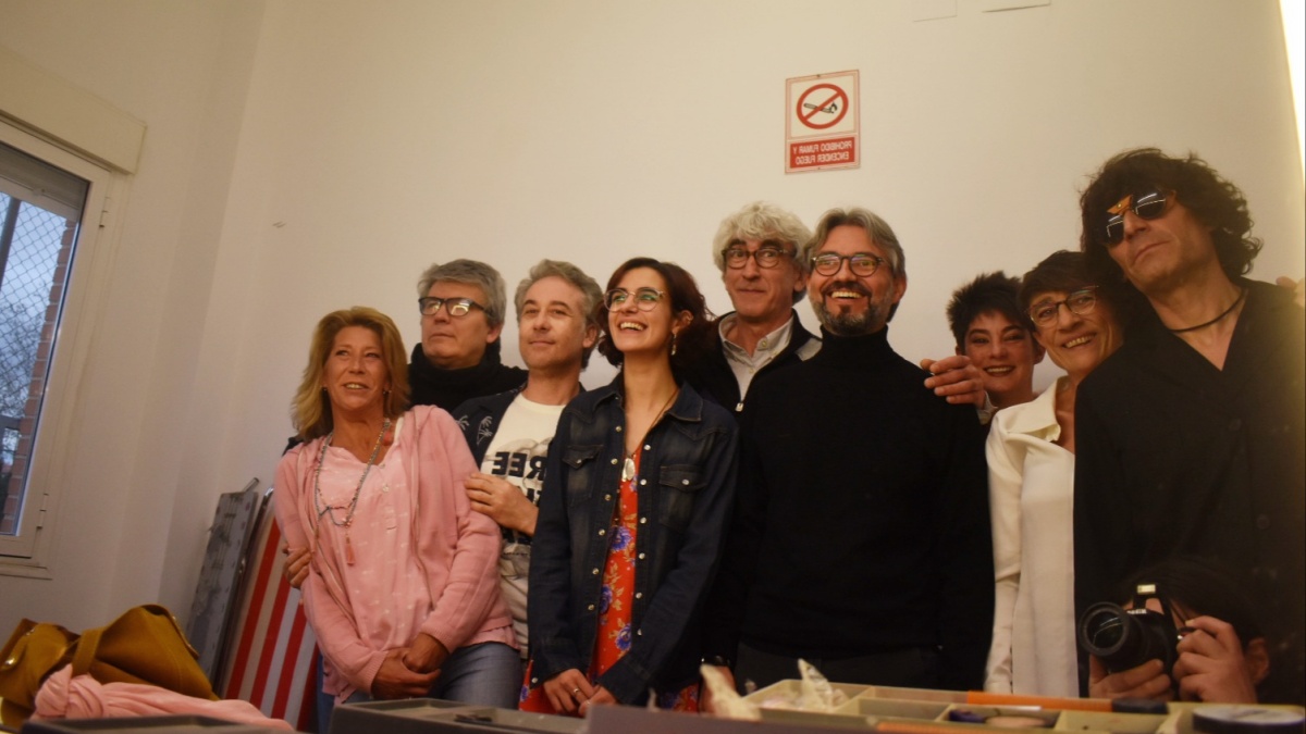 El diputado de Igualdad junto a los actores y actrices de la obra momentos antes de que comience la representación.