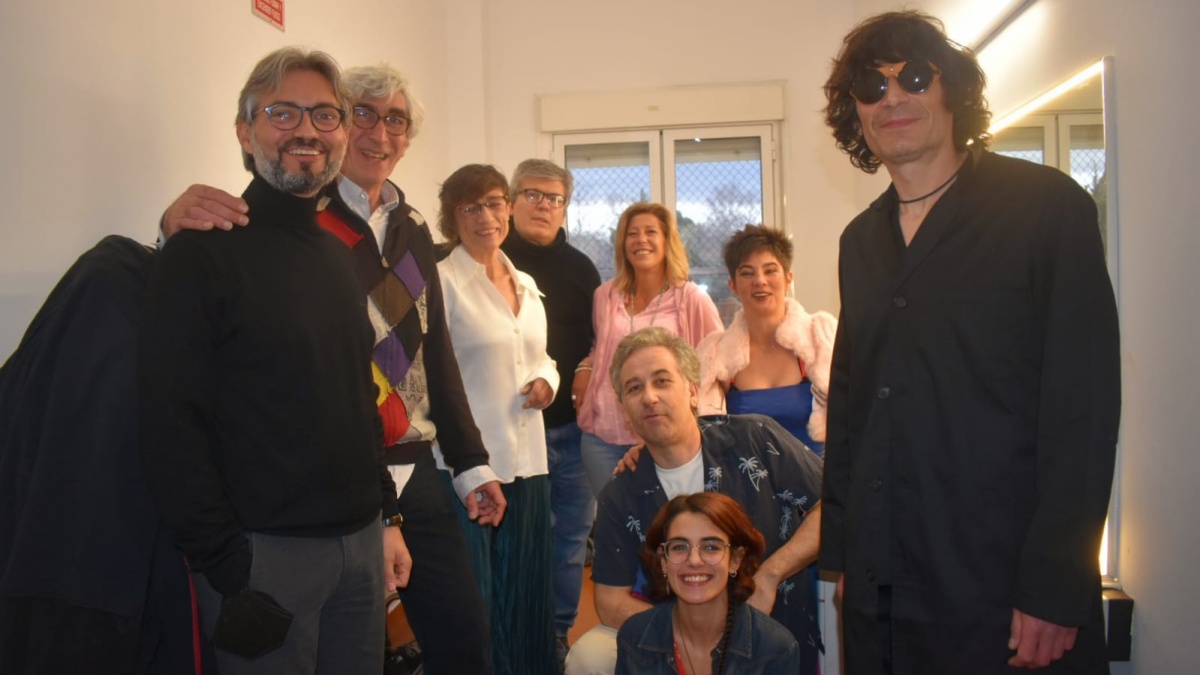 El diputado de Igualdad junto a los actores y actrices de la obra momentos antes de que comience la representación.