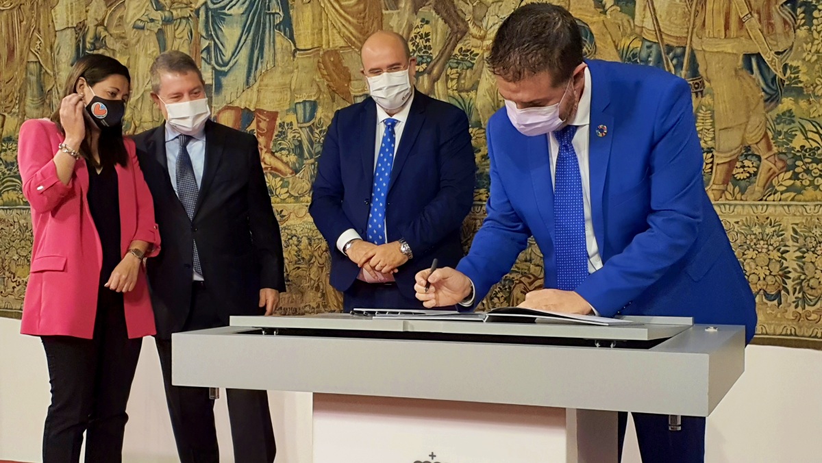 Firma del convenio por parte del presidente de la Diputación de Albacete en presencia de García-Page