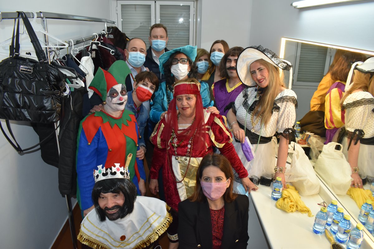 El alcalde de Albacete, Emilio Sáez, ha asistido a la celebración del II Festival a favor de Afanion, organizado por la Asociación de Vecinos del Barrio de Cañicas-Imaginalia