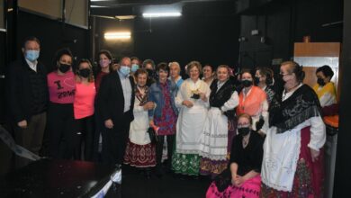 El alcalde de Albacete, Emilio Sáez, ha asistido a la celebración del II Festival a favor de Afanion, organizado por la Asociación de Vecinos del Barrio de Cañicas-Imaginalia