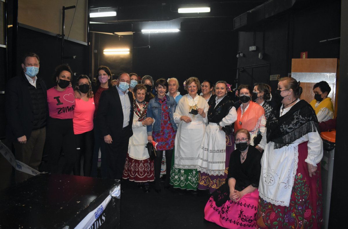 El alcalde de Albacete, Emilio Sáez, ha asistido a la celebración del II Festival a favor de Afanion, organizado por la Asociación de Vecinos del Barrio de Cañicas-Imaginalia