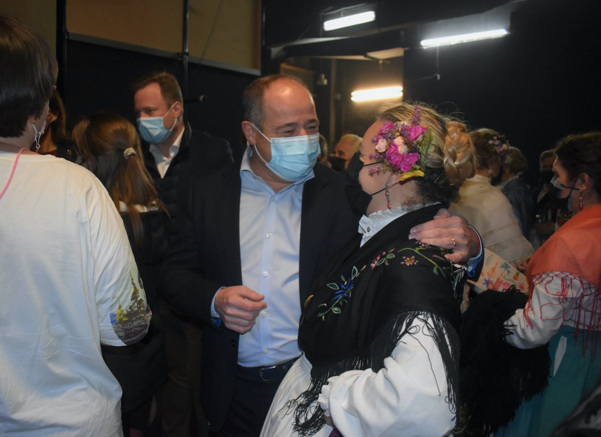 El alcalde de Albacete, Emilio Sáez, ha asistido a la celebración del II Festival a favor de Afanion, organizado por la Asociación de Vecinos del Barrio de Cañicas-Imaginalia