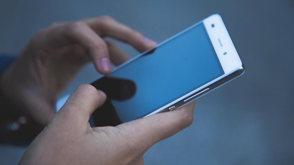 Una persona utilizando su teléfono móvil en Albacete