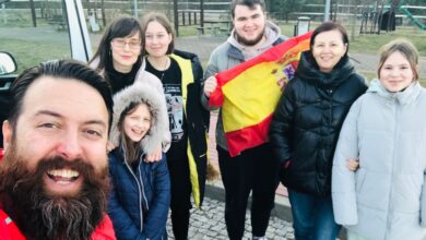 rancis Zafrilla junto a las familias ucranianas que viajan camino a Albacete