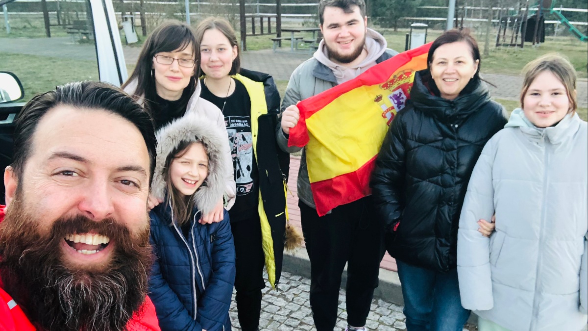 rancis Zafrilla junto a las familias ucranianas que viajan camino a Albacete