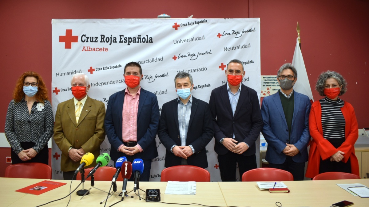 Foto de familia: Diputación de Albacete, Subdelegación de Gobierno y Cruz Roja