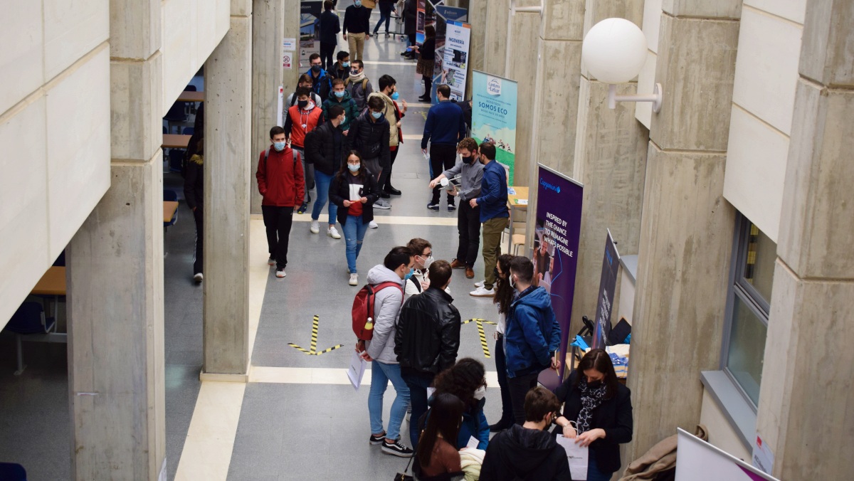 En busca del talento universitario en la II Feria de Empleo Tecnológico de la UCLM que se celebra en Albacete