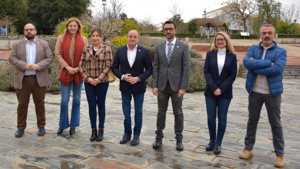 Foto de familia en el Jardín Botánico de Albacete