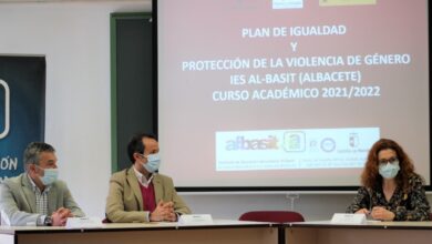 La concejala de Atención a las Personas participa en una jornada en el IES Al-Basit que ha girado en torno a la desigual presencia de la mujer en el deporte