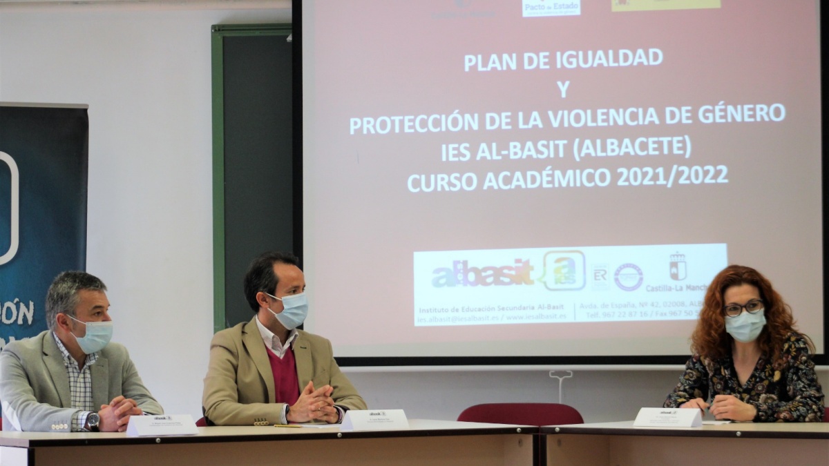 La concejala de Atención a las Personas participa en una jornada en el IES Al-Basit que ha girado en torno a la desigual presencia de la mujer en el deporte