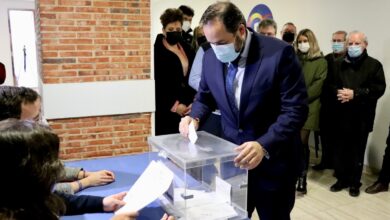 Nuñez depositando su voto en la urna