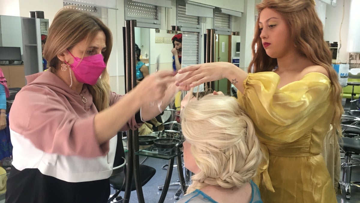 Alumnos albaceteños crean a mano pelucas inspiradas en las princesas Disney