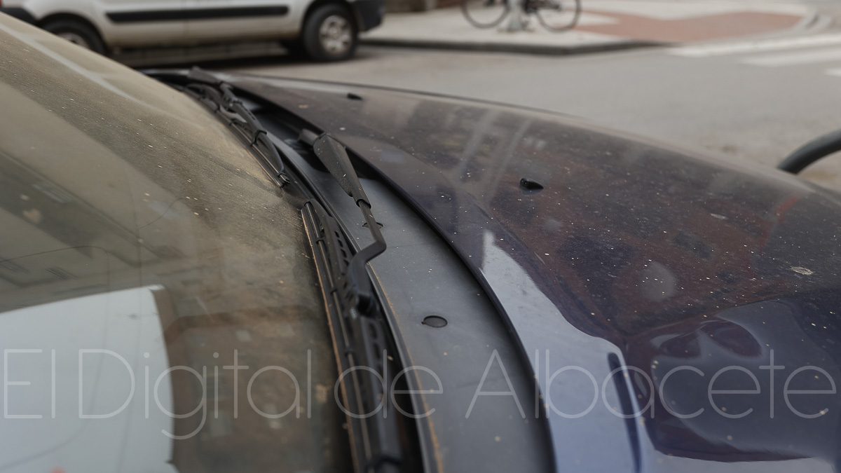 Una fina capa de polvo procedente del norte de África se acumulaba en Albacete / Fotos: Ángel Chacón